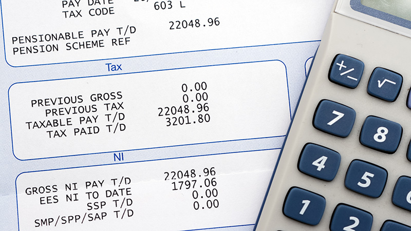 Payslip with calculator in high contrast